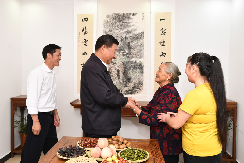 　　9月16日至18日，中共中央總書記、國家主席、中央軍委主席習(xí)近平在河南考察。這是16日下午，習(xí)近平在信陽市新縣田鋪鄉(xiāng)田鋪大塆“老家寒舍”民宿店，同店主一家親切交談。 新華社記者 謝環(huán)馳 攝