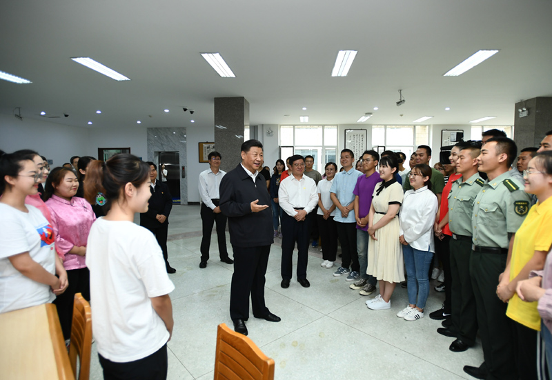 7月15日至16日，中共中央總書記、國(guó)家主席、中央軍委主席習(xí)近平在內(nèi)蒙古考察并指導(dǎo)開(kāi)展“不忘初心、牢記使命”主題教育。這是16日上午，習(xí)近平在內(nèi)蒙古大學(xué)圖書館同學(xué)生們親切交談，勉勵(lì)他們志存高遠(yuǎn)、腳踏實(shí)地、發(fā)奮圖強(qiáng)。