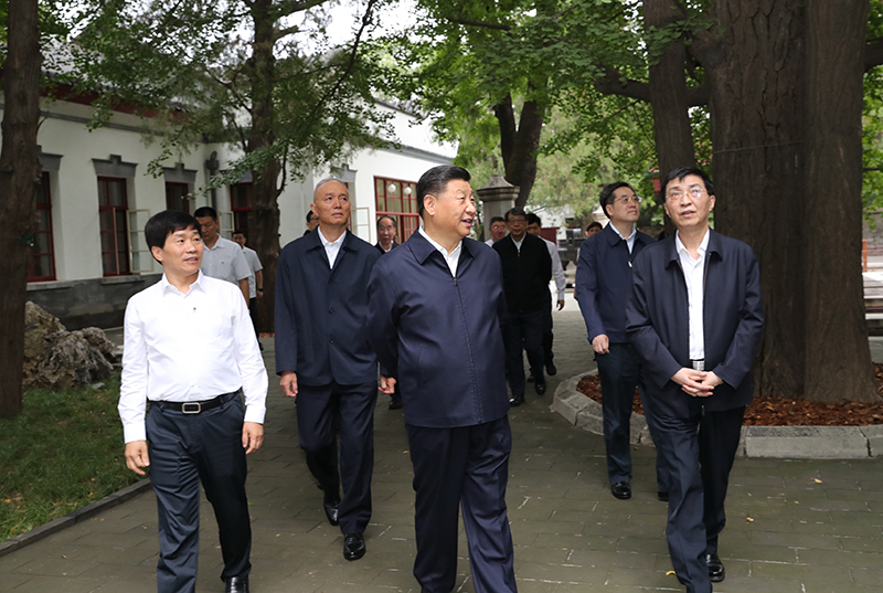9月12日，中共中央總書記、國家主席、中央軍委主席習(xí)近平視察中共中央北京香山革命紀(jì)念地。這是習(xí)近平瞻仰雙清別墅。