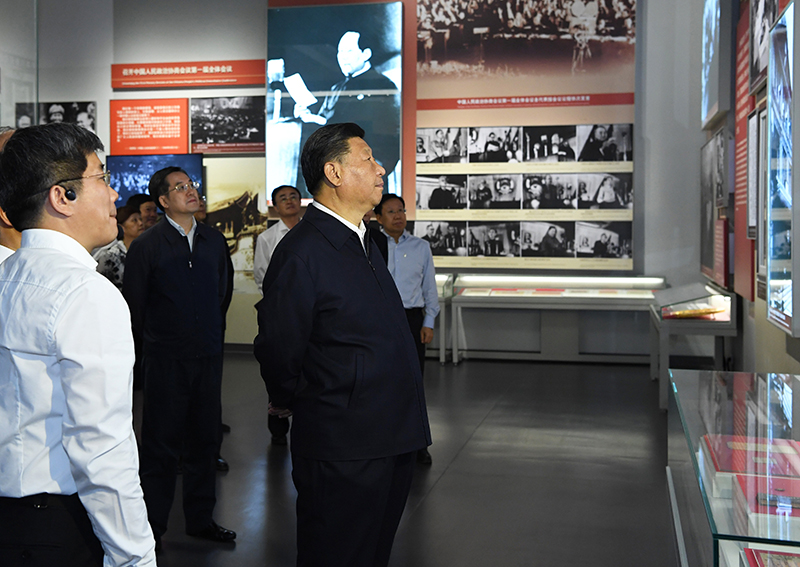 9月12日，中共中央總書記、國家主席、中央軍委主席習(xí)近平視察中共中央北京香山革命紀(jì)念地。這是習(xí)近平在香山革命紀(jì)念館參觀《為新中國奠基》主題展覽。