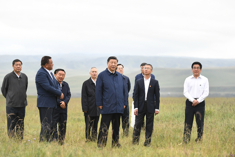 8月19日至22日，中共中央總書記、國家主席、中央軍委主席習(xí)近平在甘肅考察。這是20日下午，習(xí)近平在中農(nóng)發(fā)山丹馬場有限責(zé)任公司一場考察，實地了解祁連山生態(tài)環(huán)境恢復(fù)和保護情況。
